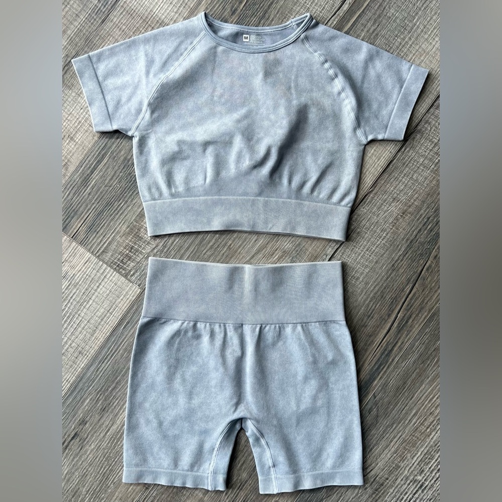 OQQ Seamless Grayish-Blue Set.